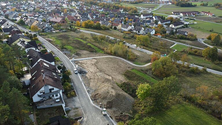 Die Straßen im neuen Baugebiet 'Klinge' in Retzbach sind asphaltiert und die Fußwege gepflastert.&nbsp;