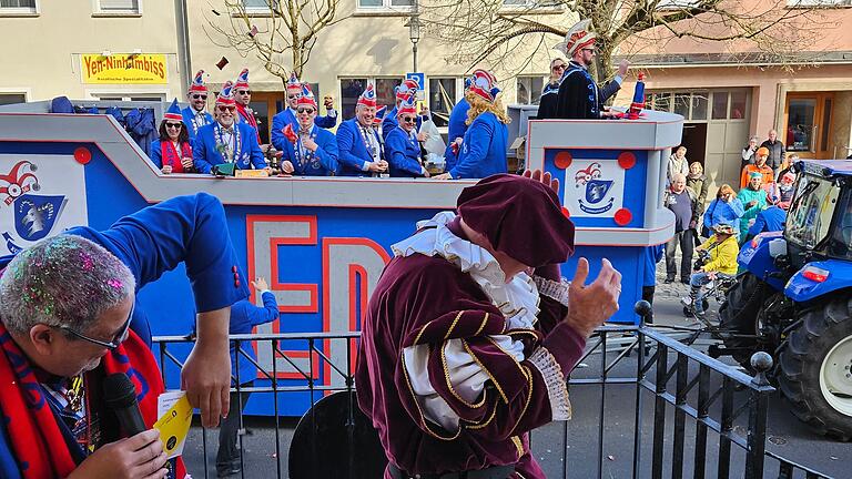 Das Rathaus ist auch am Faschingsdienstag wieder umkämpft: der mit Kaubonbons bewaffnete Elferrat der KG Giebelstadt attackierte Bürgermeister Helmut Krämer. Das Rathaus ist auch am Faschingsdienstag wieder umkämpft: der mit Kaubonbons bewaffnete Elferrat der KG Giebelstadt attackierte Bürgermeister Helmut Krämer.