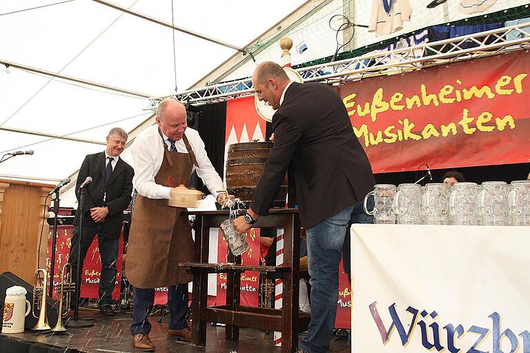 Wenn der offizielle Bieranstich auch nicht ganz trocken über die Bühne ging, ließen sich die Gäste das von den Ehrendamen verteilte Freibier doch munden. Wenn der offizielle Bieranstich auch nicht ganz trocken über die Bühne ging, ließen sich die Gäste das von den Ehrendamen verteilte Freibier doch munden.