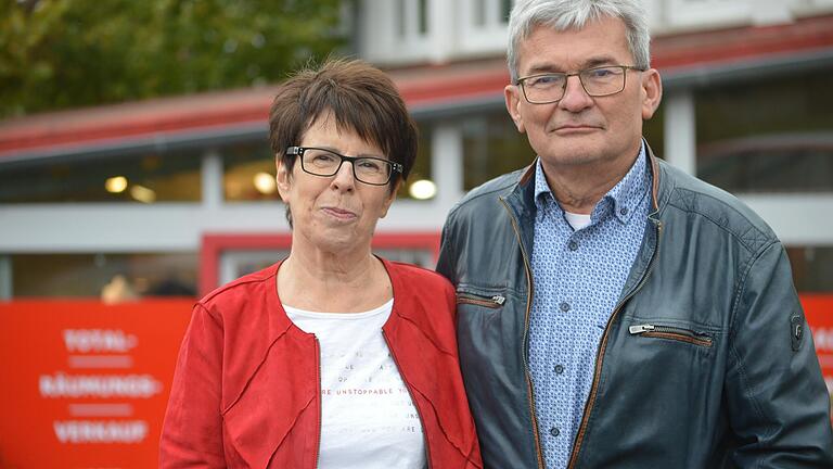 Elfriede und Klaus Kiesel vor dem Betrieb in Rottershausen. Ende des Jahres will die Kürschnermeisterin ihr Geschäft schließen. Elfriede und Klaus Kiesel vor dem Betrieb in Rottershausen. Ende des Jahres will die Kürschnermeisterin ihr Geschäft schließen.