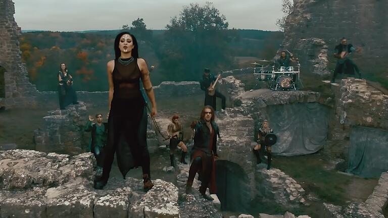 Die Band 'Feuerschwanz' in ihrem auf der Ruine Homburg gedrehten Musikvideo. Vorne Gastsängerin Melissa Bonny. Die Band 'Feuerschwanz' in ihrem auf der Ruine Homburg gedrehten Musikvideo. Vorne Gastsängerin Melissa Bonny.