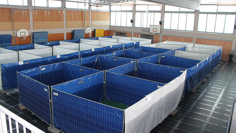 Die Gerolzhöfer Dreifachturnhalle ist vorbereitet: Bis zu 150 Ukraine-Flüchtlinge können hier vorübergehend untergebracht werden.