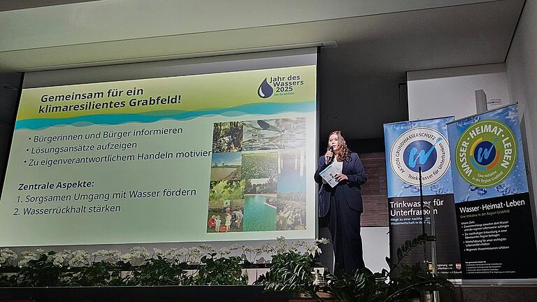 Clara Allmang, Projektleiterin bei der Aktion Grundwasserschutz, erläuterte die Ziele und Inhalte der Aktion 'Jahr des Wassers'. Clara Allmang, Projektleiterin bei der Aktion Grundwasserschutz, erläuterte die Ziele und Inhalte der Aktion 'Jahr des Wassers'.