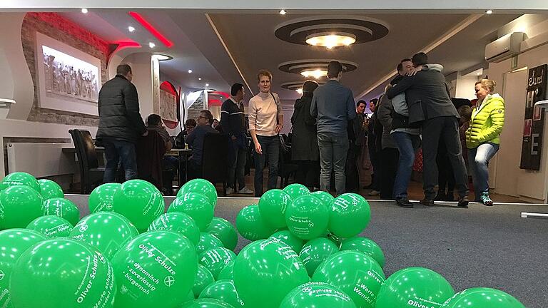 Trubel bei der Wahlparty: Der neue Bürgermeister Oliver Schulze durfte nach seinem Wahlsieg viele Freunde und Anhänger in den Arm nehmen. Trubel bei der Wahlparty: Der neue Bürgermeister Oliver Schulze durfte nach seinem Wahlsieg viele Freunde und Anhänger in den Arm nehmen.