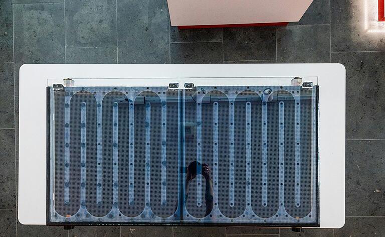 Ähneln herkömmlichen Modulen für Solarthermie, können aber viel mehr: Mit Hilfe solcher 'Most'-Kollektoren kann Wärme bis zu mehrere Jahre gespeichert werden. Das Bild zeigt einen Prototypen am CAE-Institut in Würzburg Ähneln herkömmlichen Modulen für Solarthermie, können aber viel mehr: Mit Hilfe solcher 'Most'-Kollektoren kann Wärme bis zu mehrere Jahre gespeichert werden. Das Bild zeigt einen Prototypen am CAE-Institut in Würzburg