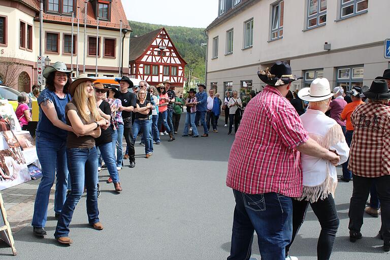 Die Line-Dance Gruppe zeigte ihr Können vor dem Burgsinner Rathaus und lockte einige Zuschauer an. Die Line-Dance Gruppe zeigte ihr Können vor dem Burgsinner Rathaus und lockte einige Zuschauer an.