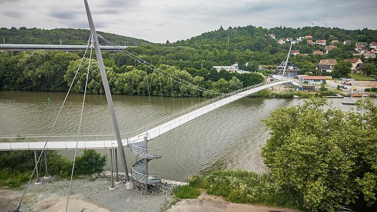 Ein aktuelles Drohnenfoto des Höchheimer Stegs von der Veitshöchheimer Seite aus mit Blick nach Margetshöchheim. Im Januar hieß es, das Bauwerk werde wahrscheinlich Mitte des Jahres eröffnet. Ein aktuelles Drohnenfoto des Höchheimer Stegs von der Veitshöchheimer Seite aus mit Blick nach Margetshöchheim. Im Januar hieß es, das Bauwerk werde wahrscheinlich Mitte des Jahres eröffnet.