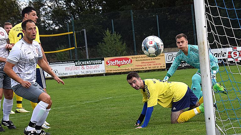 Die Spiele der Kreisklasse Rhön       -  Für brenzlige Szenen vor dem von Niklas Geppert gehüteten Oberleichtersbacher Tor sorgte - natürlich - Altmeister Alexander Unsleber (weißes Trikot).