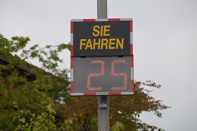 Eine Geschwindigkeitsmessanlage bremst Raser innerorts, hat der Schaippacher Erhard Wiltschko festgestellt.