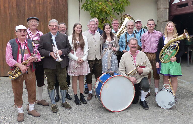 Seit gut fünf Jahrzehnten bei der Grettschter Kirm dabei: die Kapelle Rolf Mauder (2.von links). Sie begleitete den Festzug am Kirchweihsamstag von der TSV-Halle durch das Dorf bis zum Festgelände und spielten am Sonntagnachmittag für die Festbesucher auf. Seit gut fünf Jahrzehnten bei der Grettschter Kirm dabei: die Kapelle Rolf Mauder (2.von links). Sie begleitete den Festzug am Kirchweihsamstag von der TSV-Halle durch das Dorf bis zum Festgelände und spielten am Sonntagnachmittag für die Festbesucher auf.