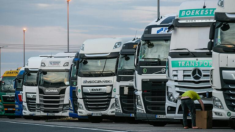 Eine der Folgen der Laster-Schwemme: Es fehlt an Rast- und Parkplätzen entlang der Autobahnen. Hier stehen die Fahrzeuge auf dem Parkplatz Sandberg auf der A 3 nahe dem Biebelrieder Kreuz. Eine der Folgen der Laster-Schwemme: Es fehlt an Rast- und Parkplätzen entlang der Autobahnen. Hier stehen die Fahrzeuge auf dem Parkplatz Sandberg auf der A 3 nahe dem Biebelrieder Kreuz.
