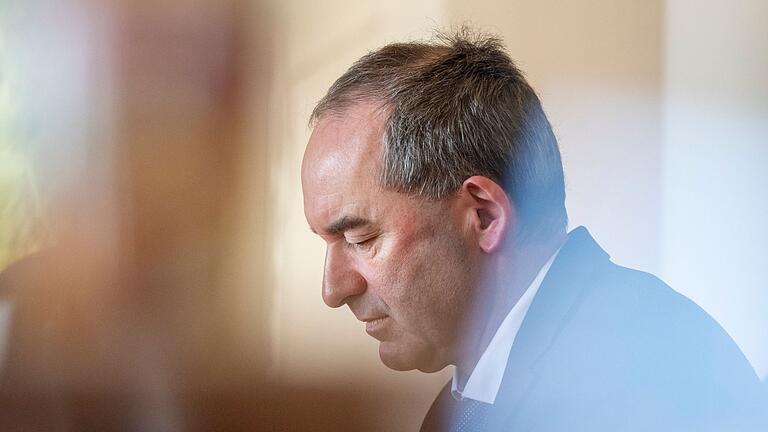 Sitzung des bayerischen Kabinetts       -  Freie-Wähler-Chef Hubert Aiwanger musste am Ende einsehen, dass seine Kritik an den Schuldenplänen im Bund keine politische Relevanz hat. Wäre er dabei geblieben, hätte Ministerpräsident Markus Söder (CSU) die Koalition mit den Freien Wählern platzen lassen.