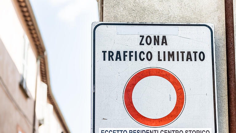 ZTL.jpeg - Wer in Italien dieses Schild sieht, sollte lieber nicht in die jeweilige Straße fahren, wenn er keine Genehmigung dafür hat. ZTL.jpeg - Wer in Italien dieses Schild sieht, sollte lieber nicht in die jeweilige Straße fahren, wenn er keine Genehmigung dafür hat.