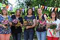 Mit der Verleihung von Bambis wurden im Kindergarten Höhlenzauber in Lendershausen beim Sommerfest langjährige Mitarbeiterinnen geehrt. Im Bild von links: Pfarrer Sieghard Sapper, Heidi Förster-Heinrich, Edith Ernsthenrich, Renate Kaiser, Julia Henrich, Gudrun Seubert und Kindergartenleiterin Karin Hofmann.