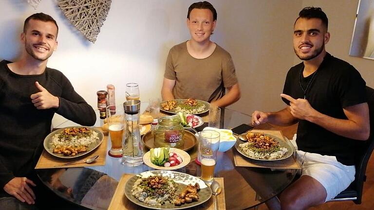 Mahlzeit: Mohamad Awata (rechts) bekocht gerne seine Mitspieler mit arabischen Gerichten, hier Marco Fritscher (links) und Christian Köppel. Mahlzeit: Mohamad Awata (rechts) bekocht gerne seine Mitspieler mit arabischen Gerichten, hier Marco Fritscher (links) und Christian Köppel.