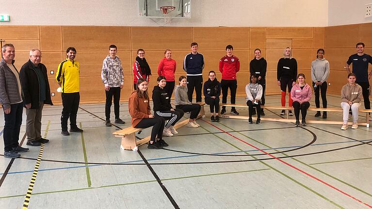 Nachwuchs für das Ehrenamt: 15 Teilnehmerinnen und Teilnehmer absolvierten die Sportassistentenausbildung in Tauberbischofsheim. Links Volker Silberzahn (Sportjugendföderverein), Hans Sieber (Arnold-Hollerbach-Stiftung) und Referent Marco Seus, ganz rechts Lehrgangsleiter Tobias Dosch.