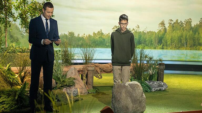 Robin Schäfer aus Kist (rechts) ist bei der TV-Show 'Klein gegen Groß' dabei und stellt sich den Fragen von Moderator Kai Pflaume.