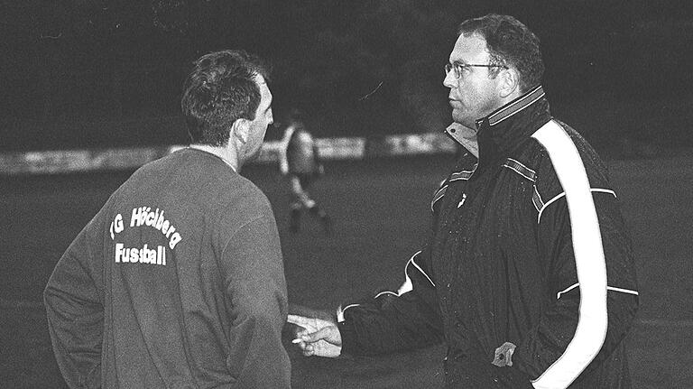 Viele Jahre ein Dauergast auf Unterfrankens Fußball-Plätzen: Paul Hupp (rechts) im Gespräch Rainer Kilian von der TG Höchberg.