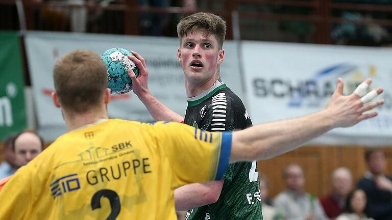 Rückspieler Florian Schmidt (am Ball, Archivbild) kann trotz einer Trainingspause zu Wochenbeginn bei der Saison-Heimpremiere der Wölfe Würzburg am Samstag gegen die HG Oftersheim/Schwetzingen dabei sein. Rückspieler Florian Schmidt (am Ball, Archivbild) kann trotz einer Trainingspause zu Wochenbeginn bei der Saison-Heimpremiere der Wölfe Würzburg am Samstag gegen die HG Oftersheim/Schwetzingen dabei sein.
