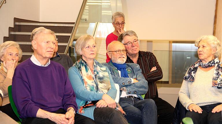 Interessiert verfolgte die Zuhörer das Zeitzeugengespräch zur jüngeren Stadtgeschichte Marktheidenfels in der Stadtbibliothek.