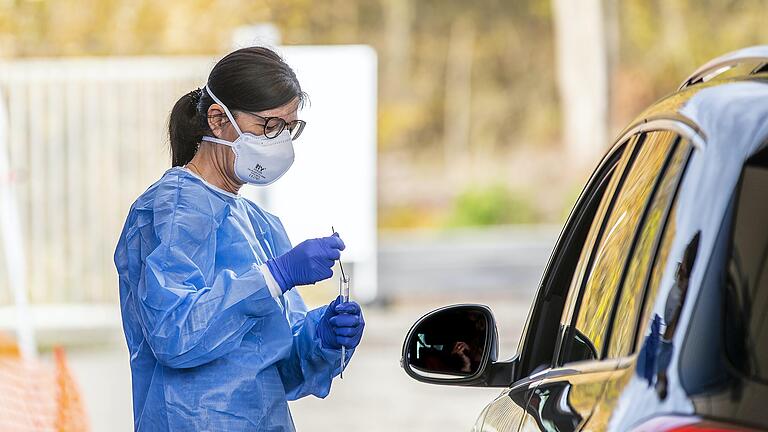 Menschen in Schutzanzügen, die reihenweise Bürger des Landkreises auf ein gefährliches Virus testet. Was sich bis vor kurzem für viele noch wie ein unrealistisches Film-Szenario anhörte, ist Wirklichkeit geworden. Vor einem Jahr hat Corona den Landkreis Haßberge erreicht. Menschen in Schutzanzügen, die reihenweise Bürger des Landkreises auf ein gefährliches Virus testet. Was sich bis vor kurzem für viele noch wie ein unrealistisches Film-Szenario anhörte, ist Wirklichkeit geworden. Vor einem Jahr hat Corona den Landkreis Haßberge erreicht.
