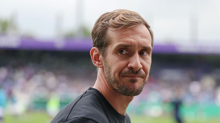 VfL Osnabrück - SC Freiburg       -  Erstes Pflichtspiel, erster Sieg: Für Freiburgs Trainer Julian Schuster lief der Pokal-Samstag gut.