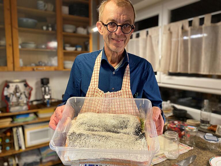 Gerhard Meißner mit seinem gebeizten Lachs zum Heiligen Abend, der bis dahin in einem Bett aus Zucker, Salz und Gewürzen ruhen muss. Gerhard Meißner mit seinem gebeizten Lachs zum Heiligen Abend, der bis dahin in einem Bett aus Zucker, Salz und Gewürzen ruhen muss.