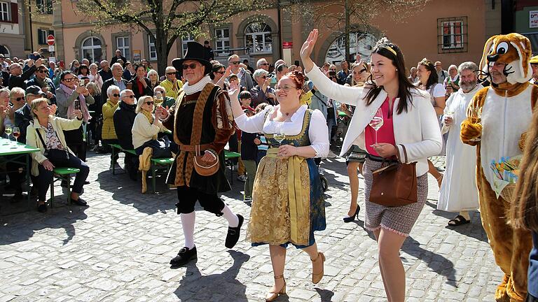 Traditionell wird am Ostersonntag in Volkach der Start in die Tourismus-Saison gefeiert. Wie hier im Jahr 2022 mit dabei: der Volkacher Ratsherr, Volkachs Weinprinzessin, die Fränkische Weinkönigin und der Osterhase.