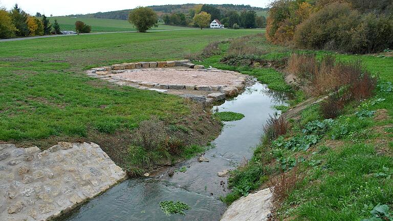 Das zurückliegende Hochwasser ist an Großbardorf innerorts spurlos vorbeigegangen, dank der Freilegungen und Ausbauten (hier am Albach). Das zurückliegende Hochwasser ist an Großbardorf innerorts spurlos vorbeigegangen, dank der Freilegungen und Ausbauten (hier am Albach).