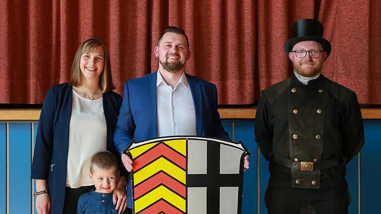 Thomas Henfling (Bildmitte) mit Ehefrau Anna-Maria und Sohn Bastian. Schornsteinfeger Kevin Müller, ein Cousin von Anna-Maria Henfling, soll im Wahlkampf Glück bringen. Foto: Nico Bensing, Bensing  & Reith Kommunikationsagentur       -  Thomas Henfling (Bildmitte) mit Ehefrau Anna-Maria und Sohn Bastian. Schornsteinfeger Kevin Müller, ein Cousin von Anna-Maria Henfling, soll im Wahlkampf Glück bringen. Foto: Nico Bensing, Bensing  & Reith Kommunikationsagentur