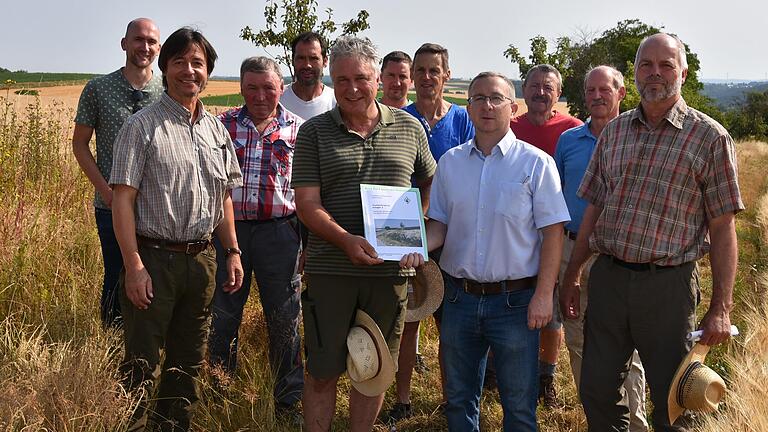 Die Flurneuordnung im Bieberehrener Ortsteil Klingen ist abgeschlossen und so konnten der Vorsitzende der TG, Steffen Mehling (Vierter von rechts), und Roland Schneider vom ALE (links) ihr erarbeitetes Bewirtschaftungs- und Sicherungskonzept im Beisein der Klingener Vorstände Alfred Wagner, Wilhelm Kapp, Karl Schmidt und Ludwig Ehrmann an Bürgermeister Engelbert Zobel (Mitte) übergeben.