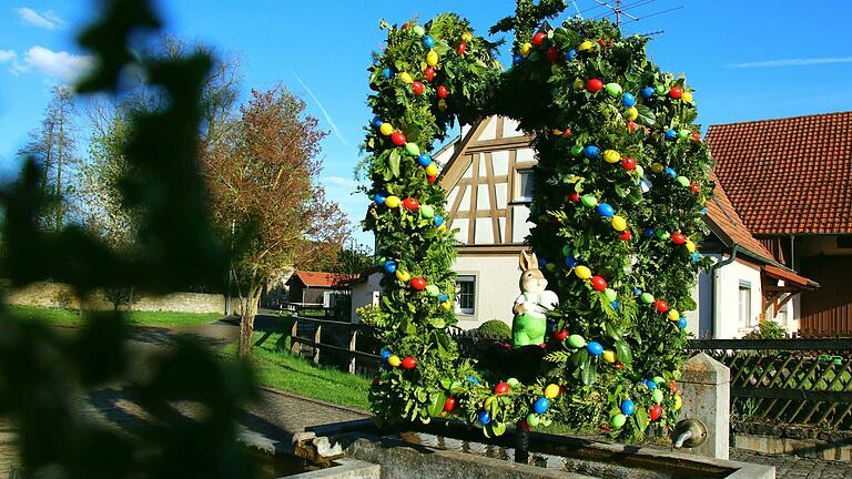 Der Brunnen ist wieder österlich geschmückt – Kirchschönbachs Dorfmitte grüßt bunt und grün zur Osterzeit.