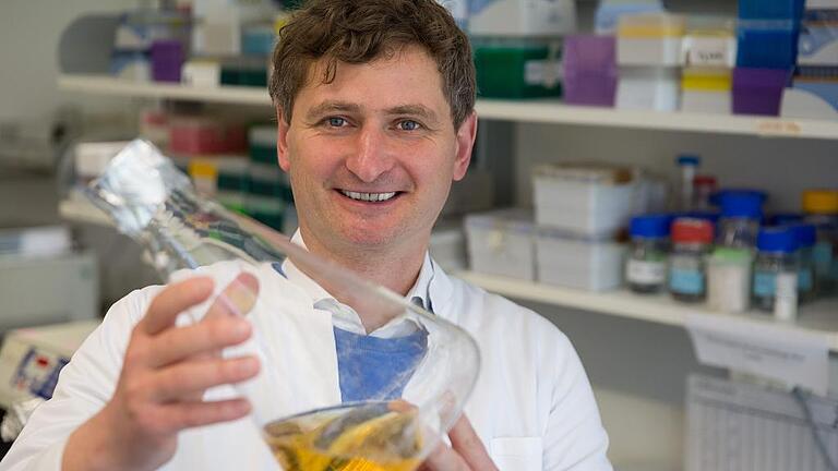 Im Labor mit weißem Kittel ist er nur noch fürs Foto: Professor Jörg Vogel ist Gründungsdirektor des Würzburger Helmholtz-Instituts.
