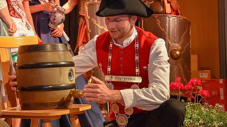 Ein Bierfass anstecken zu können, das ist eine Grundqualifikation für einen Bierprinzen. Notfalls geht das auch mit der bloßen Hand, wie hier beim Apfelblütenfest, das Sebastian Gocker bis nach in Südtirol führte.