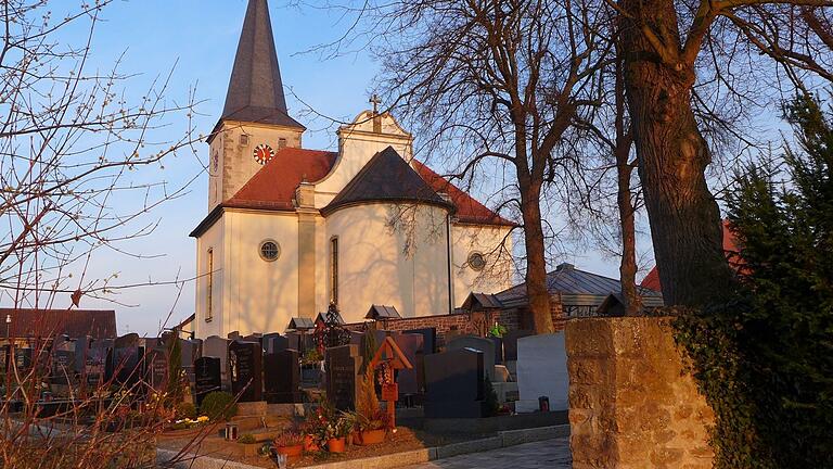 Zwei erfolglose Einbruchsversuche unternahm ein 37 Jahre alter Mann im Mai 2019 in Knetzgau. Im Anschluss daran fand ihn die Polizei schlafend im Friedhof vor. Nun musste er sich vor Gericht für seine Taten verantworten. Zwei erfolglose Einbruchsversuche unternahm ein 37 Jahre alter Mann im Mai 2019 in Knetzgau. Im Anschluss daran fand ihn die Polizei schlafend im Friedhof vor. Nun musste er sich vor Gericht für seine Taten verantworten. 