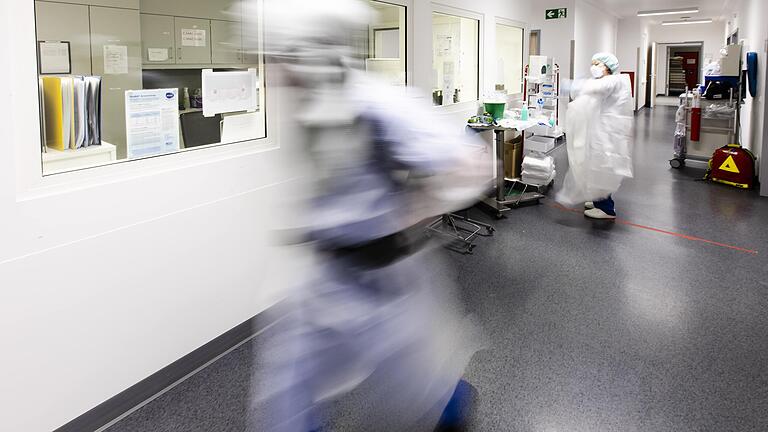 Hoch belastet sind in der Corona-Pandemie die Intensivstationen. In den Kliniken selbst gilt die Gefahr einer Ansteckung als gering. Patienten mit anderen Erkrankungen sollten deshalb weiterhin ihre Termine wahrnehmen.&nbsp;