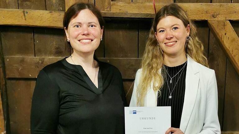 Klasse Leistung: Lea Fries hat ihre Ausbildung zur Kauffrau für Spedition und Logistikdienstleistung als drittbeste ihres Jahrgangs in Mainfranken abgeschlossen. Ihre Ausbildung absolvierte Lea Fries bei der Hans Geis GmbH + Co KG in Bad Neustadt. Für ihre hervorragende IHK-Abschlussprüfung (Note 1,9) zeichnete die IHK Würzburg-Schweinfurt Lea Fries im Rahmen der Freisprechungsfeier in Bad Neustadt aus. Zusätzlich wurde sie von Niederlassungsleiter Jochen Sünkel und der Ausbildungsbeauftragten Sabrina Gadamer mit Prämien auch für ihren sehr guten Berufsschulabschluss (Note 1,7) geehrt. „Mit ihrem dritten Platz unter den Kaufleuten für Spedition und Logistikdienstleistung hat Lea Fries ein hervorragendes Ergebnis erzielt“, sagt Jochen Sünkel. „Wir freuen uns sehr, dass sie auch nach ihrer Ausbildung bei uns bleibt!“ Die 23-Jährige wurde nach der Abschlussprüfung nahtlos in ein unbefristetes Angestelltenverhältnis übernommen und arbeitet seitdem in der Abteilung „Service – Sammelguteingang“ bei Geis in Bad Neustadt. Auf dem Foto ist Lea Fries (rechts) mit der Bad Neustädter Ausbildungsbeauftragten Sabrina Gadamer zu sehen. Klasse Leistung: Lea Fries hat ihre Ausbildung zur Kauffrau für Spedition und Logistikdienstleistung als drittbeste ihres Jahrgangs in Mainfranken abgeschlossen. Ihre Ausbildung absolvierte Lea Fries bei der Hans Geis GmbH + Co KG in Bad Neustadt. Für ihre hervorragende IHK-Abschlussprüfung (Note 1,9) zeichnete die IHK Würzburg-Schweinfurt Lea Fries im Rahmen der Freisprechungsfeier in Bad Neustadt aus. Zusätzlich wurde sie von Niederlassungsleiter Jochen Sünkel und der Ausbildungsbeauftragten Sabrina Gadamer mit Prämien auch für ihren sehr guten Berufsschulabschluss (Note 1,7) geehrt. „Mit ihrem dritten Platz unter den Kaufleuten für Spedition und Logistikdienstleistung hat Lea Fries ein hervorragendes Ergebnis erzielt“, sagt Jochen Sünkel. „Wir freuen uns sehr, dass sie auch nach ihrer Ausbildung bei uns bleibt!“ Die 23-Jährige wurde nach der Abschlussprüfung nahtlos in ein unbefristetes Angestelltenverhältnis übernommen und arbeitet seitdem in der Abteilung „Service – Sammelguteingang“ bei Geis in Bad Neustadt. Auf dem Foto ist Lea Fries (rechts) mit der Bad Neustädter Ausbildungsbeauftragten Sabrina Gadamer zu sehen.