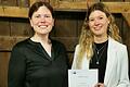 Klasse Leistung: Lea Fries hat ihre Ausbildung zur Kauffrau für Spedition und Logistikdienstleistung als drittbeste ihres Jahrgangs in Mainfranken abgeschlossen. Ihre Ausbildung absolvierte Lea Fries bei der Hans Geis GmbH + Co KG in Bad Neustadt. Für ihre hervorragende IHK-Abschlussprüfung (Note 1,9) zeichnete die IHK Würzburg-Schweinfurt Lea Fries im Rahmen der Freisprechungsfeier in Bad Neustadt aus. Zusätzlich wurde sie von Niederlassungsleiter Jochen Sünkel und der Ausbildungsbeauftragten Sabrina Gadamer mit Prämien auch für ihren sehr guten Berufsschulabschluss (Note 1,7) geehrt. „Mit ihrem dritten Platz unter den Kaufleuten für Spedition und Logistikdienstleistung hat Lea Fries ein hervorragendes Ergebnis erzielt“, sagt Jochen Sünkel. „Wir freuen uns sehr, dass sie auch nach ihrer Ausbildung bei uns bleibt!“ Die 23-Jährige wurde nach der Abschlussprüfung nahtlos in ein unbefristetes Angestelltenverhältnis übernommen und arbeitet seitdem in der Abteilung „Service – Sammelguteingang“ bei Geis in Bad Neustadt. Auf dem Foto ist Lea Fries (rechts) mit der Bad Neustädter Ausbildungsbeauftragten Sabrina Gadamer zu sehen.
