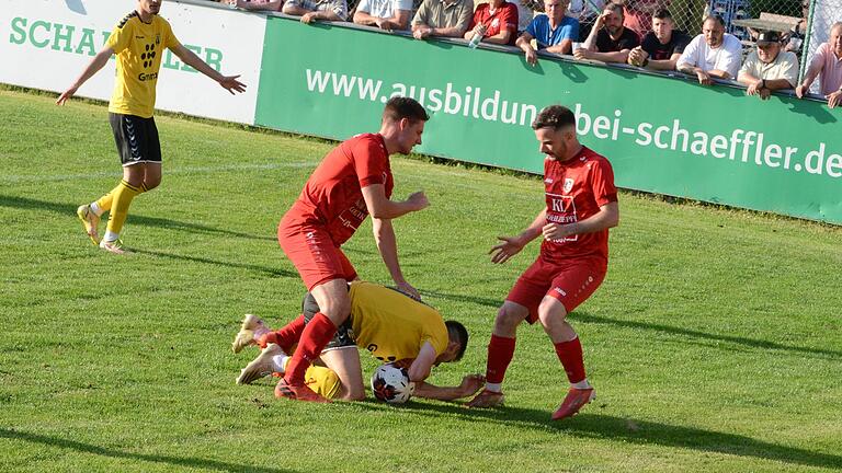 Derart im Schwitzkasten hatten die Fuchsstädter die Hofer Spieler in den seltensten Fällen. - Derart im Schwitzkasten hatten die Fuchsstädter die Hofer Spieler in den seltensten Fällen. Derart im Schwitzkasten hatten die Fuchsstädter die Hofer Spieler in den seltensten Fällen. - Derart im Schwitzkasten hatten die Fuchsstädter die Hofer Spieler in den seltensten Fällen.