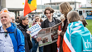 Rund 300 Menschen nehmen am Samstag 19.04.25 am Ostermarsch durch Würzburg teil. Er hat zum Thema: Den Frieden gewinnen - nicht den Krieg'. Sie demonstrieren gegen die weltweite Aufrüstung.