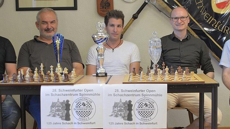 Die Besten bei den 28. Schweinfurt Open.: Milos Milovanovic (von links, Gottmadingen/Baden), Hans-Joachim Hofstetter (Bad Neustadt), Christian Bussard (Niederkassel/NRW), Gabriel Seuffert (Schweinfurt) und Michael Schmid (Bad Königshofen). Die Besten bei den 28. Schweinfurt Open.: Milos Milovanovic (von links, Gottmadingen/Baden), Hans-Joachim Hofstetter (Bad Neustadt), Christian Bussard (Niederkassel/NRW), Gabriel Seuffert (Schweinfurt) und Michael Schmid (Bad Königshofen).