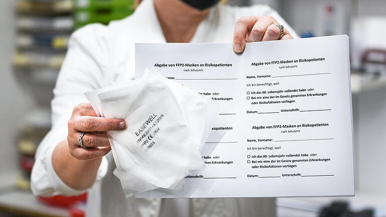 Zur Abholung der FFP2-Masken genügt ein Ausweis oder eine Selbstauskunft. Auch die Abholung durch andere ist mit einer Vollmacht möglich. Zur Abholung der FFP2-Masken genügt ein Ausweis oder eine Selbstauskunft. Auch die Abholung durch andere ist mit einer Vollmacht möglich.