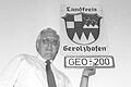 Der letzte Landrat des Kreises Gerolzhofen, Dr. Ernst Kastner, hat als Erinnerungsstücke aus seiner Amtszeit das Wappen des Kreises Gerolzhofen und das Kennzeichen seines Dienstwagens 'GEO 200' aufbewahrt.