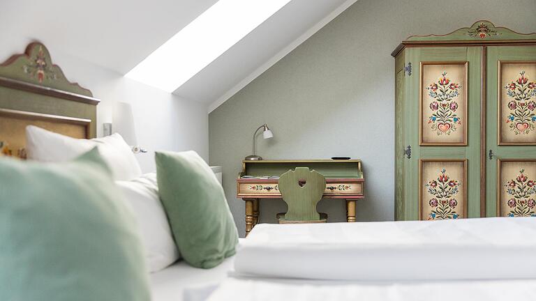 Blick in ein Zimmer im Stammhaus, das mit alten, wieder aufbereiteten Möbeln ausgestattet ist. Blick in ein Zimmer im Stammhaus, das mit alten, wieder aufbereiteten Möbeln ausgestattet ist.