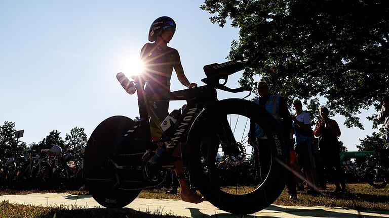 Momentaufnahme von Triathletin Laura Philipp bei der Challenge Roth in der Wechselzone zur Radetappe. Momentaufnahme von Triathletin Laura Philipp bei der Challenge Roth in der Wechselzone zur Radetappe.