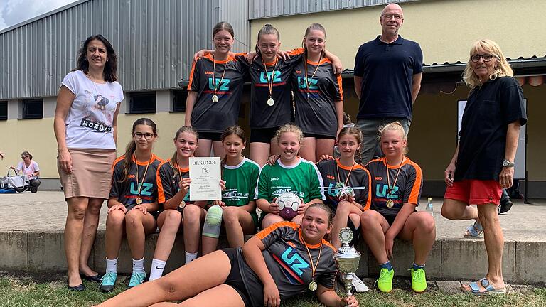 Im Bild vorne liegend: Genevieve Brietzke. Vordere Reihe sitzend (von links): Verena Wieland,  Emilia Zöller, Kristin Seufert, Nora Baumgartl, Tina Krapf, Sina Wardanjan, Sophie Staab, Weingart Petra (Kreisobfrau Korbball). Hintere Reihe stehend (von links): Luisa Monz, Celine Pählmann, Mia Lenz und Hagen Frank (Schulrat).