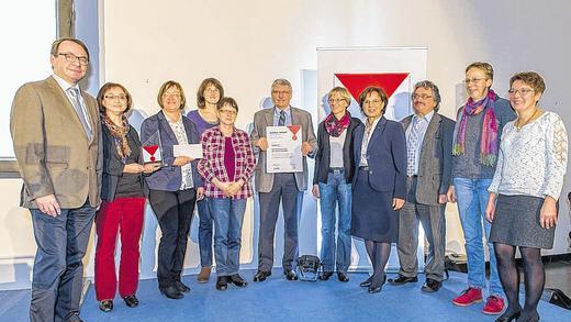Förderpreis der Mediengruppe Main-Post: Die Aktiven der Bücherei Euerbach mit Redakteur Karlheinz Körblein (von links): Birgit Försch, Erika Krüger, Silvia Stürmer, Elisabeth Wüllerich, Heinz Schlembach, Sigrid Merkel, Ministerin Emilia Müller, Roland Strauß, Petra Sandjohann, Helene Krüger.