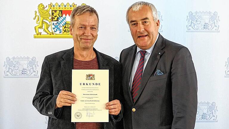 Voller Stolz: Wolfgang Büttner, Beratungslehrer an der Mittelschule Mellrichstadt, nahm in München die Inklusionsurkunde für seine Einrichtung von Kultusminister Ludwig Spaenle entgegen. Voller Stolz: Wolfgang Büttner, Beratungslehrer an der Mittelschule Mellrichstadt, nahm in München die Inklusionsurkunde für seine Einrichtung von Kultusminister Ludwig Spaenle entgegen.