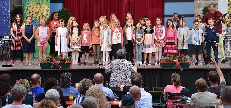 Bereits Stammgast beim Festspiel-Aperitif: die Grundschule Giebelstadt mit Leiterin Margit Karl.