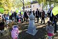 Das Fröbel-Denkmal in der Fröbelstraße wird bei einem Fest mit vielen Aktivitäten für Kindern offiziell übergeben.